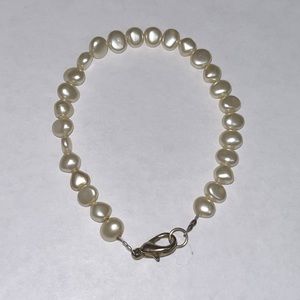 Small faux pearl bracelet. Women’s bracelet.